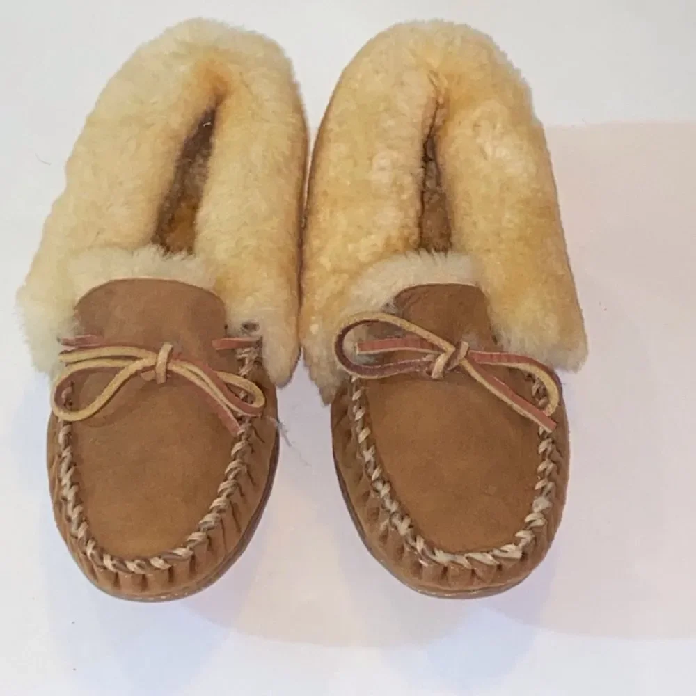 L.L. Bean Genuine Shearling Lam Premium Sude Upper Women's Tan Moccasin Slippers - Picture 4 of 7